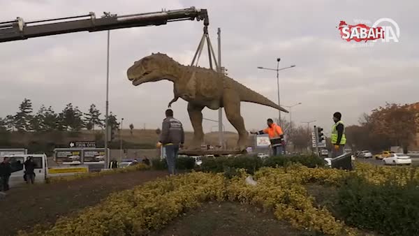 Çiftlik Kavşağı'ndaki dinozor maketi kaldırıldı