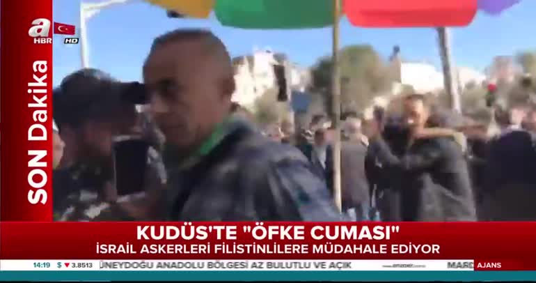 İsrailli askerler atları Müslümanların üzerine sürüyor