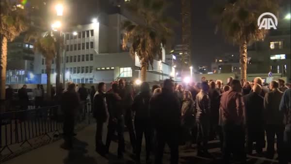 Tel Aviv'deki ABD Büyükelçiliği önünde protesto