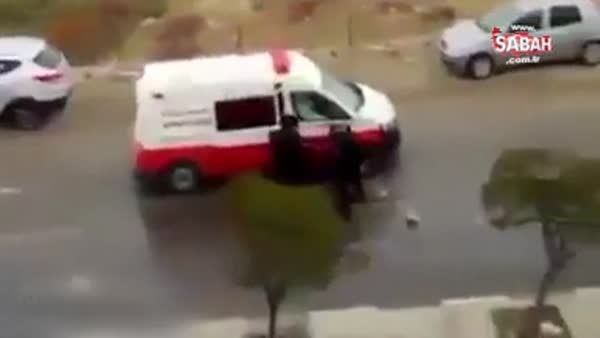 İsrail askerleri ambulanstaki yaralı Filistinliyi sürükleyerek gözaltına aldı!