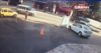 Yolun karşısına geçmeye çalışan kıza araba böyle çarptı