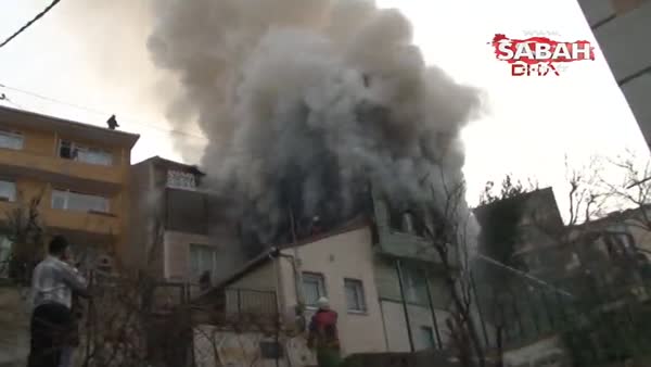 Üsküdar'da 3 katlı ahşap bina yanıyor