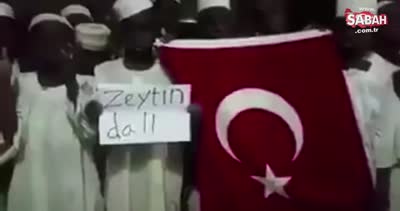 Afrikalı çocuklar ellerindeki Türk bayrağı ile ’Zeytin Dalı Harekatı’ için dua ediyor.