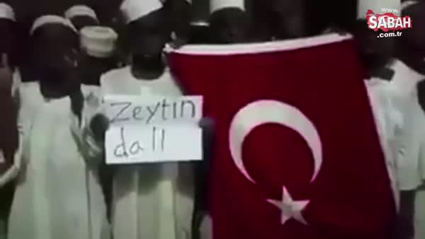 Afrikalı çocuklar ellerindeki Türk bayrağı ile 'Zeytin Dalı Harekatı' için dua ediyor.
