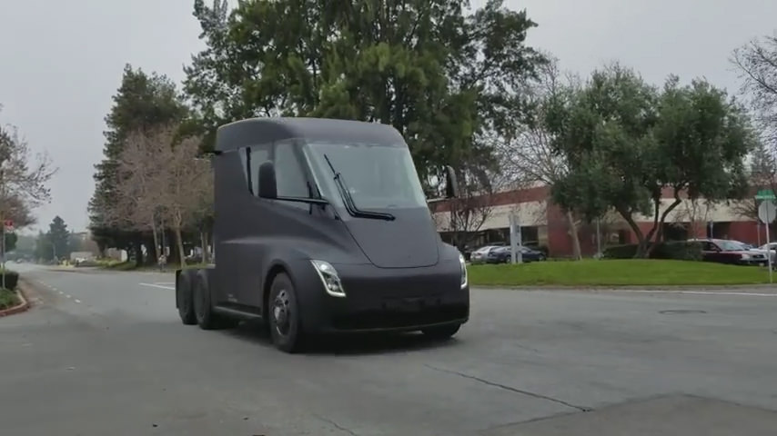 Tesla Semi yolda böyle görüntülendi!