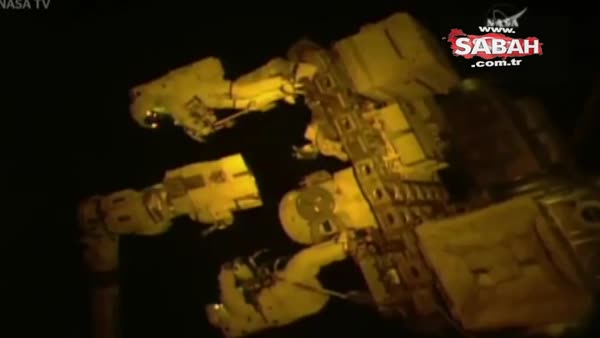 NASA astronotları uzay istasyonu dışındaki robot kolu onardı
