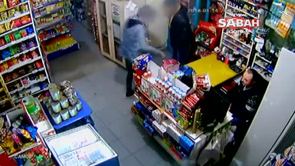 Sultanbeyli'de iki ayrı marketten para çalan çocuk hırsızlar kamerada