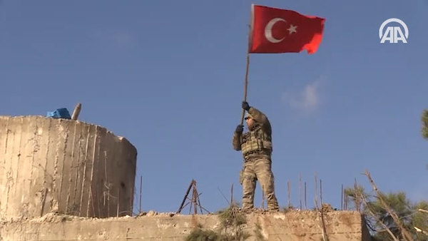 Teröristlerden temizlenen Burseya Dağı'na Türk Bayrağı çekilme anı kamerada!