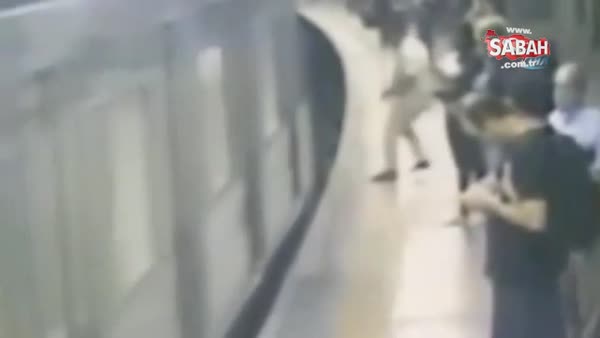 Herkesin gözü önünde genç kadını trenin önüne itti!