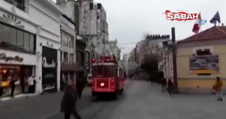 Taksim’de nostaljik tramvay kablolara takıldı, etrafa kıvılcımlar saçıldı