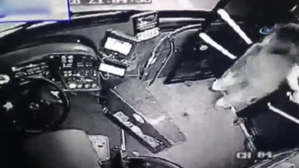 Kahraman şoför yolcunun çantasını hırsızlardan kurtardı