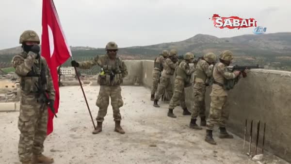 Türk bayrağını Raco'ya mehter marşı eşliğinde diktiler