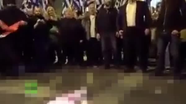 Yunanistan'dan skandal görüntüler: Irkçılar Türk Bayrağı'nı yaktı!