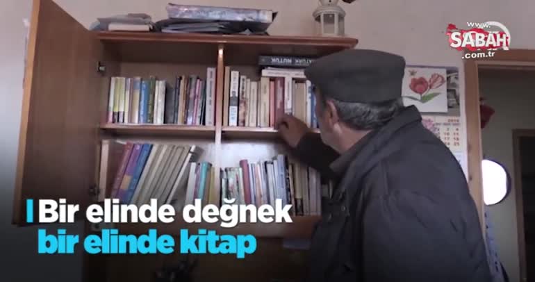 Bir elinde değnek bir elinde kitap