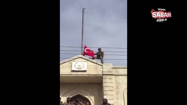 Afrin ilçe merkezindeki hükümet binasına Türk bayrağı böyle çekildi