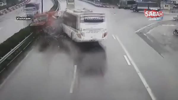 Tur otobüsü itfaiye aracına çarptı