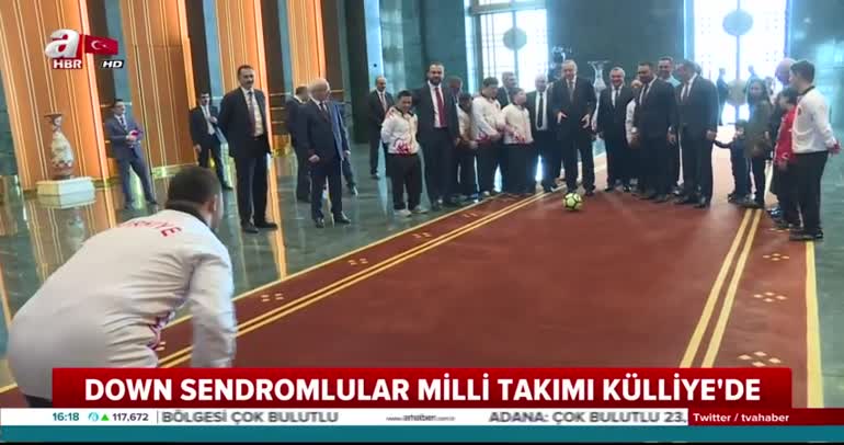 Cumhurbaşkanı Down Sendromlu sporcular ile futbol oynadı