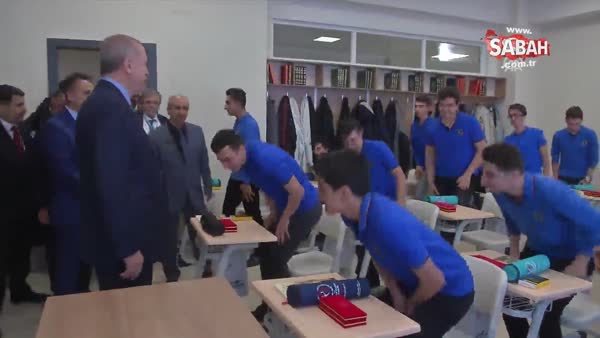 Cumhurbaşkanı Erdoğan'ı gören öğrenciler mutluluk gözyaşlarına boğuldu