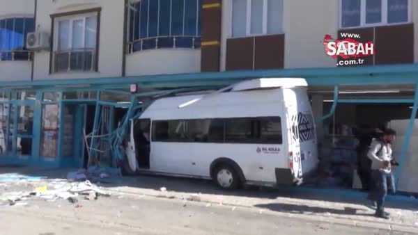 Adıyaman'da öğrenci talıyan servis markete girdi: 4 yaralı
