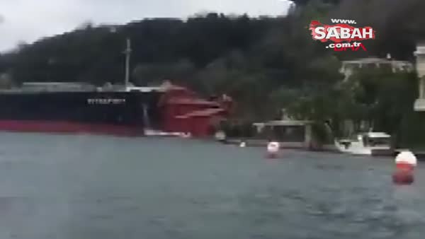 İstanbul Boğazı'nda gemi yalıya çarptığı anlar kamerada!