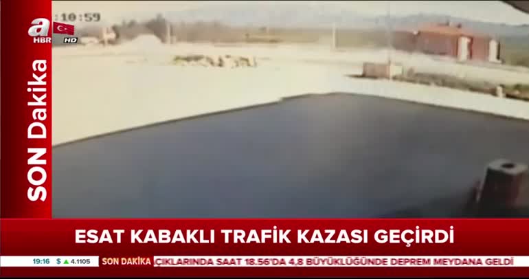 Son dakika: Türk Halk Müziği sanatçısı Esat Kabaklı trafik kazası geçirdi! İşte kaza anı!