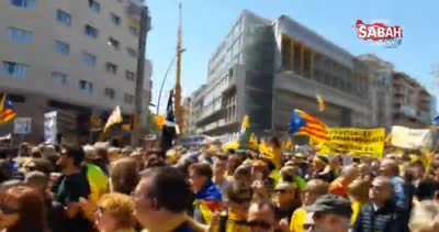 İspanya’da 300 bin kişi ayrılıkçı politikacıalar için sokağa döküldü