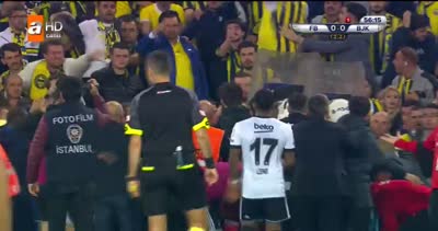 Fenerbahçe-Beşiktaş maçında saha karıştı, Maç tatil edildi
