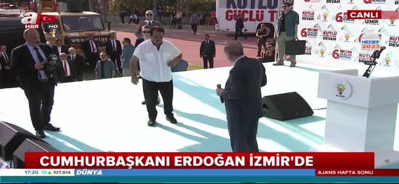 İzmir'de Cumhurbaşkanı Erdoğan'ın çağrısıyla kürsüye gelen İbrahim Tatlıses türkü okudu!