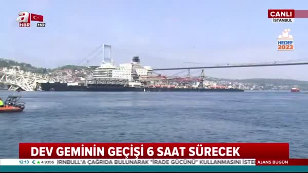 Dev inşat gemisi İstanbul Boğazı'ndan geçiyor