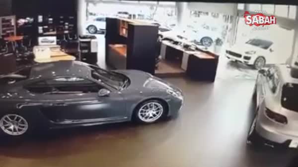Lüks aracına acımadı Porsche mağazasına daldı!