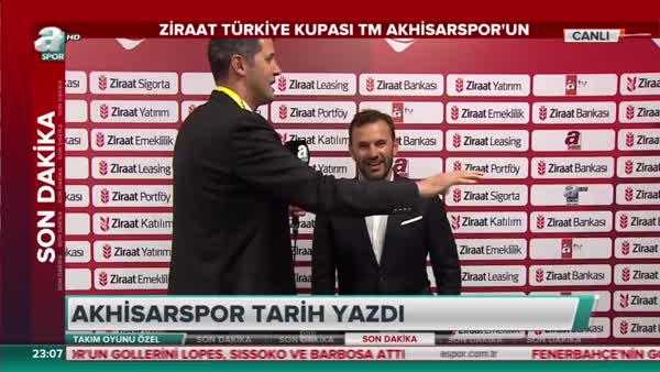 Akhisarspor'lu oyunculardan Okan Buruk'a 'sulu' kutlama