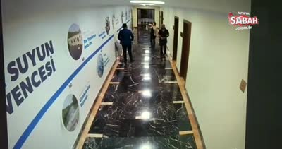 CHP’li Meclis üyesinin İBB koridorlarında afiş parçaladığı skandal görüntüler