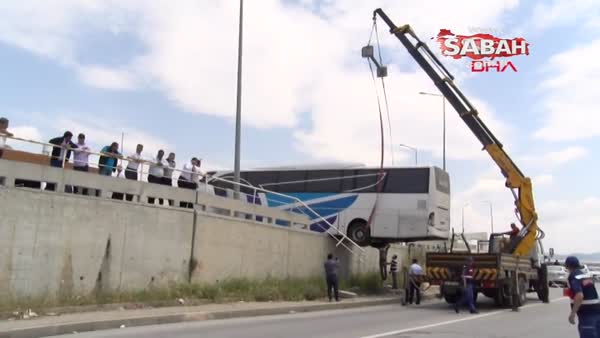 Geri manevra yapan yolcu otobüsü duvarda asılı kaldı