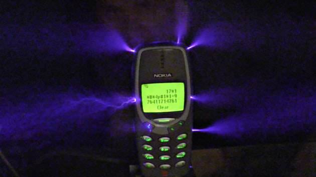 1 milyon Volt Nokia 3310’u etkilemedi bile!