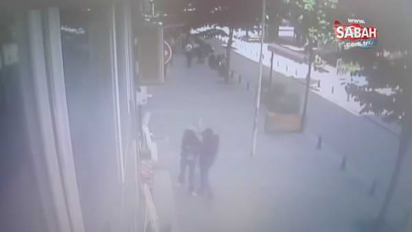 Sokak ortasında karısını döven adama koşarak uçan kafa attı!