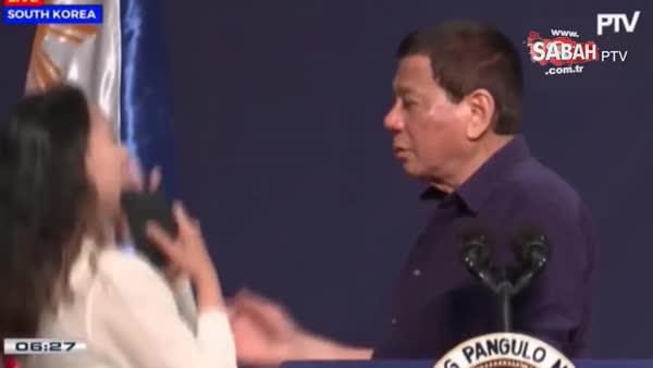 Duterte'den bir skandal hareket daha! Sahneye çıkarıp dudaklarından öptü!