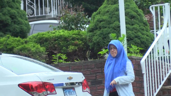 FETÖ firarisi Adil Öksüz'ün eşi Aynur Öksüz ABD'de görüntülendi
